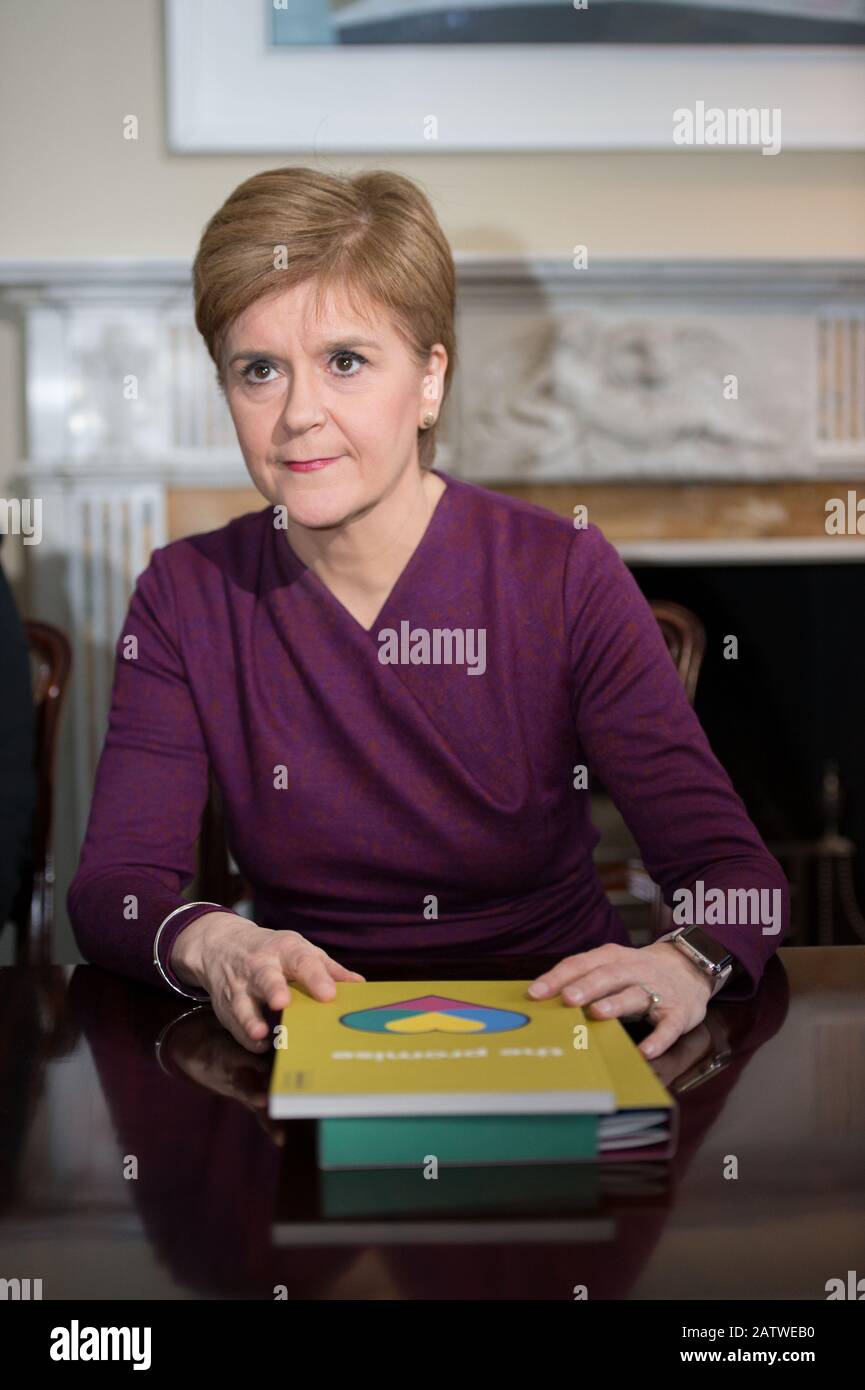 Edimburgo, Regno Unito. 5th Feb, 2020. Nella foto: Nicola Sturgeon MSP - Primo Ministro della Scozia e leader del Partito Nazionale Scozzese (SNP). Nicola Sturgeon - Primo Ministro della Scozia riceve una copia del rapporto di revisione di cura indipendente da Laura Beveridge e cura ha sperimentato i giovani credito: Colin Fisher/Alamy Live News Foto Stock