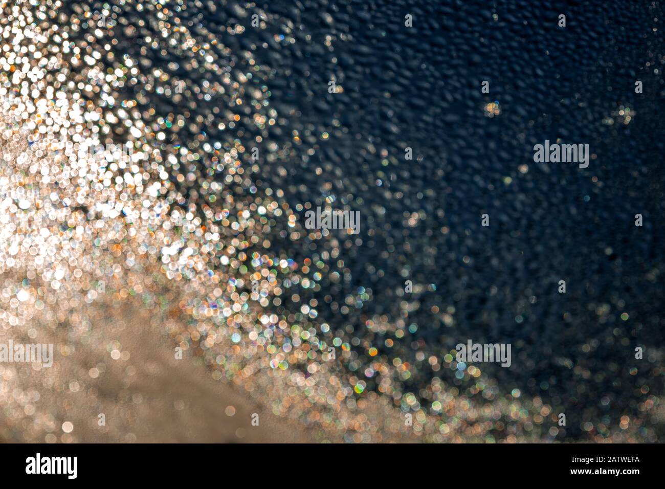 gocce d'acqua sul vetro della retroilluminazione Foto Stock