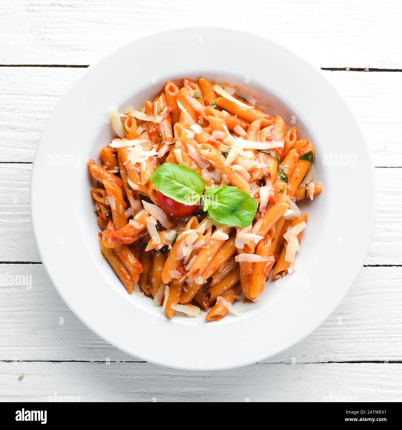 Pasta Pene con pancetta e pomodori ciliegini. Piatto italiano spazio libero  per il tuo testo. Vista dall'alto Foto stock - Alamy