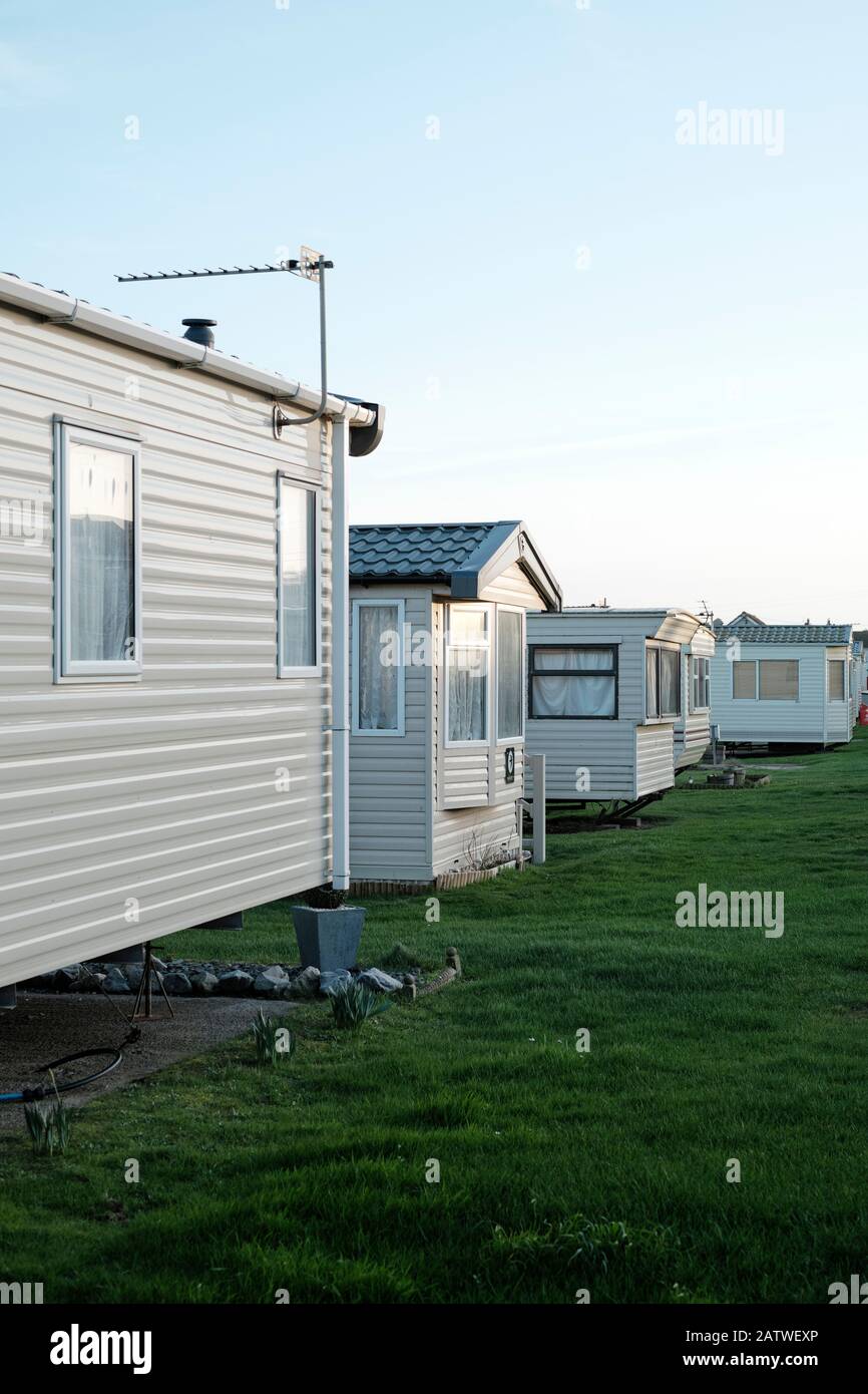 Un parco caravan vuoto per la casa mobile/statico con antenna TV in Inghilterra UK Foto Stock
