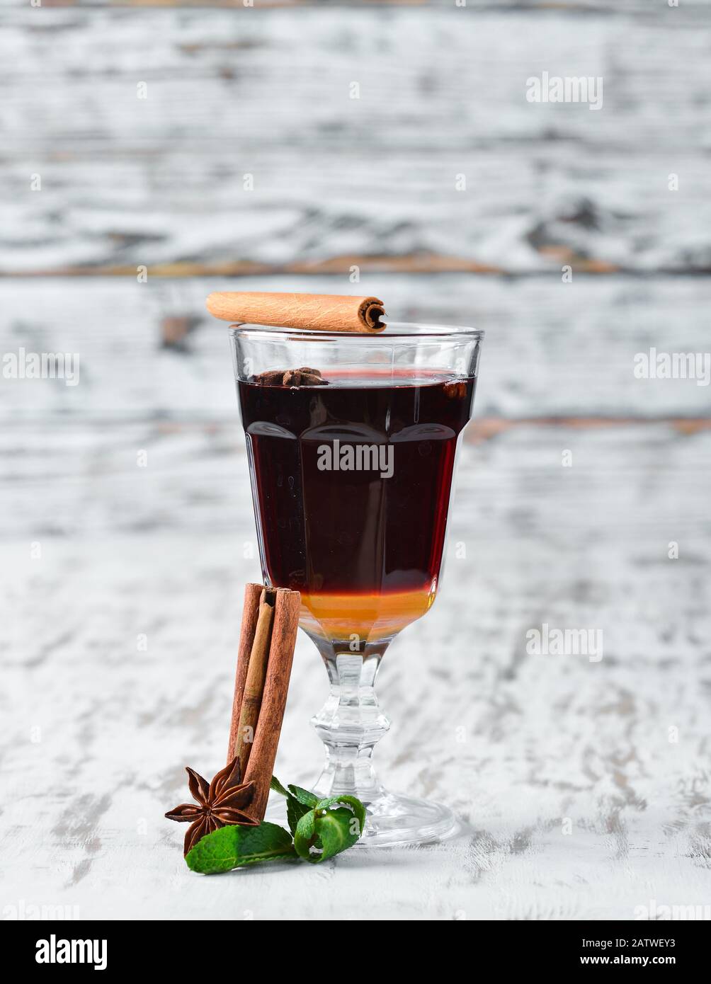 Cocktail di vino caldo invernale. Su uno sfondo di legno. Vista dall'alto. Spazio libero di copia. Foto Stock