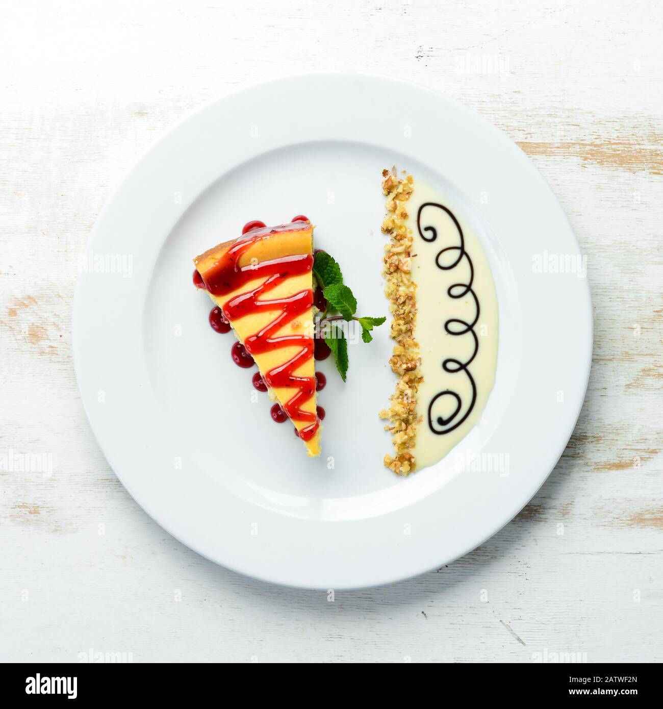 Cheesecake con marmellata di frutti di bosco e menta. Vista dall'alto. Spazio libero per il testo. Foto Stock