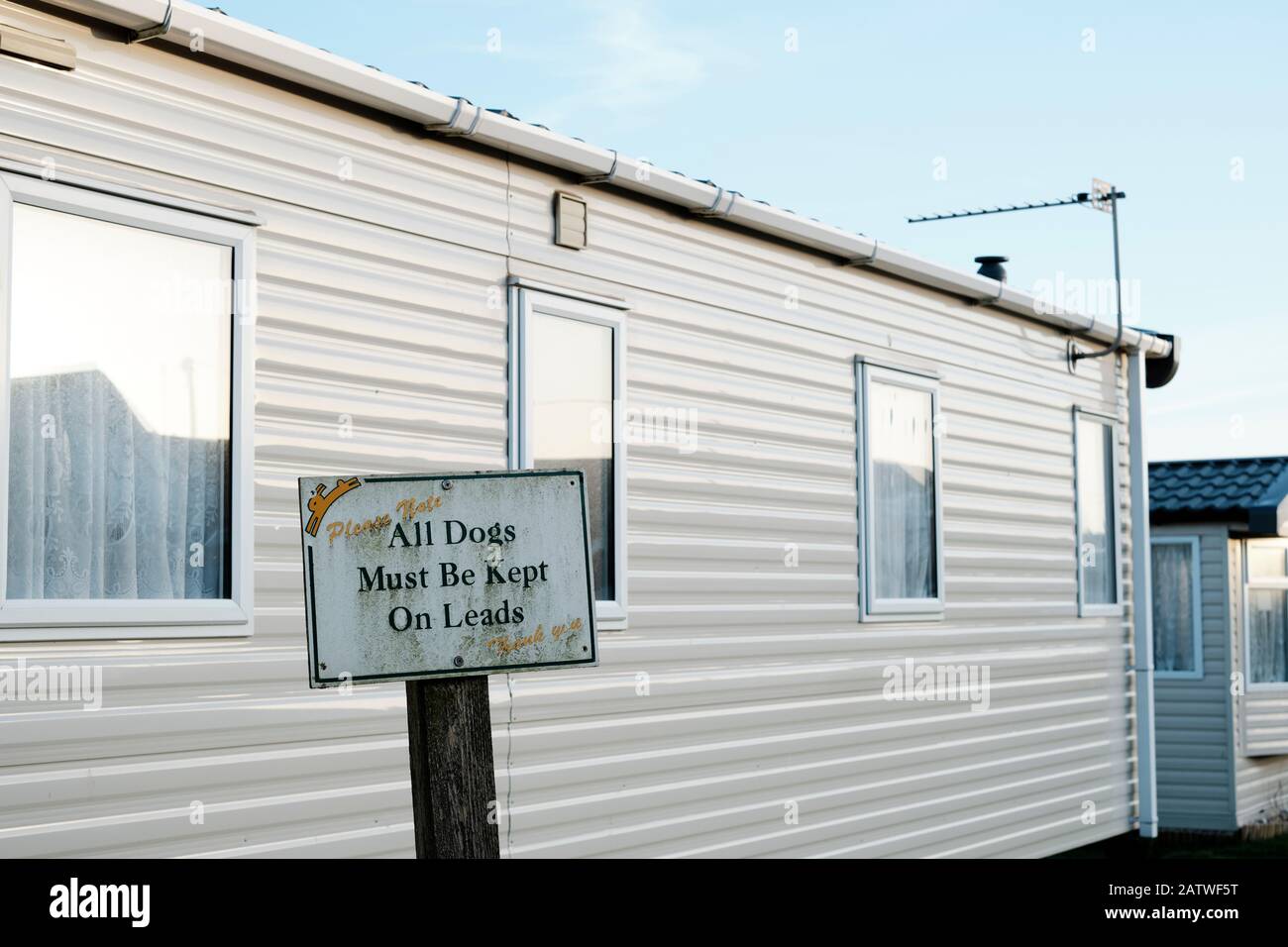Tutti i cani devono essere tenuti su porta segnalazione in un parco statico caravan in Inghilterra UK Foto Stock