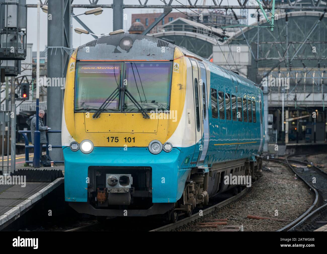 Treno passeggeri classe 175 in arriva Treni Galles livrea in attesa in una stazione nel Regno Unito. Foto Stock