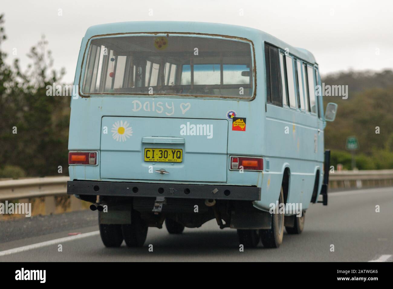 blue toyota vintage mini bus guida in autostrada in australia Foto Stock