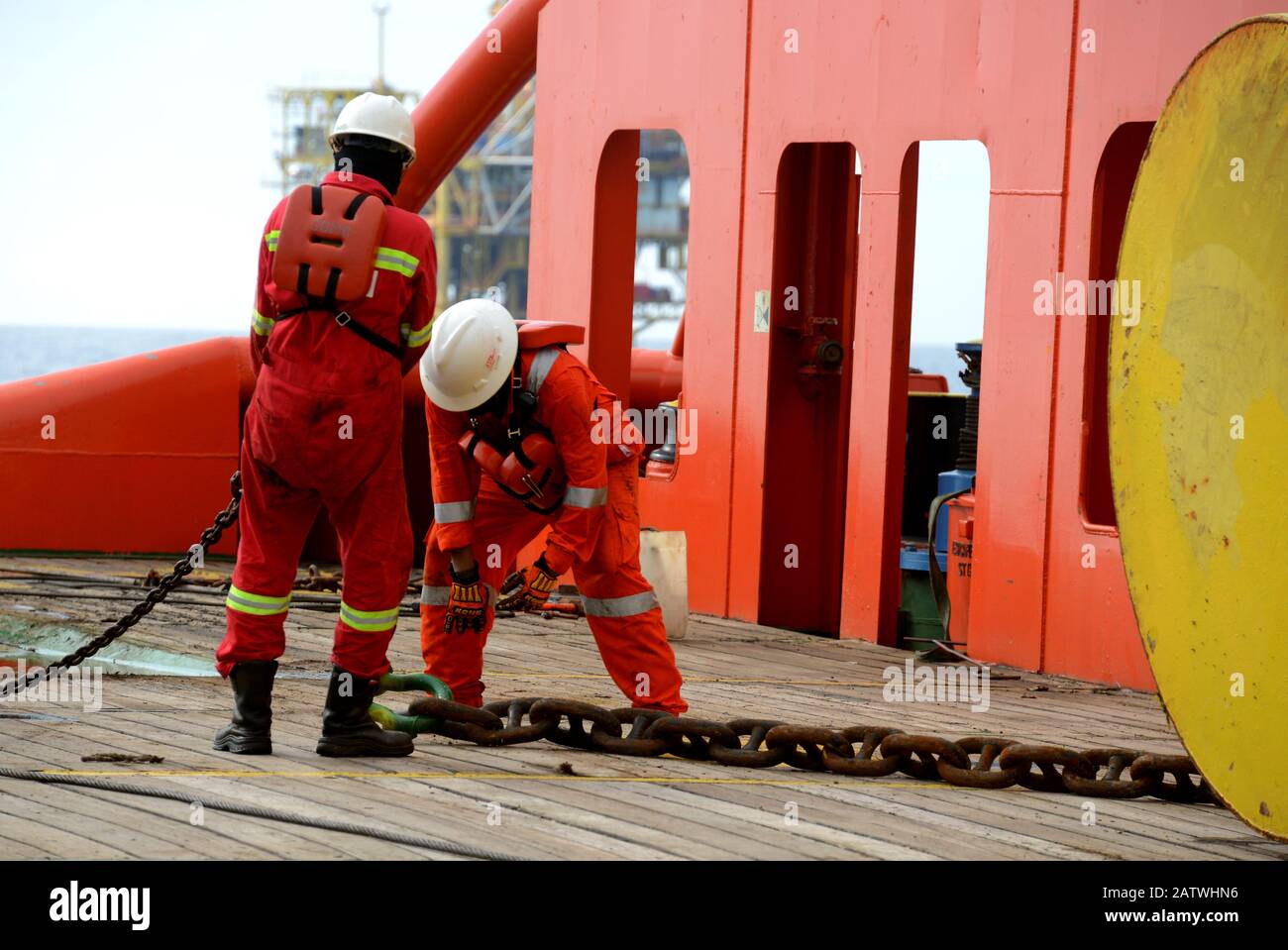 L'equipaggio marino di un'imbarcazione AHTS ha effettuato un'operazione di movimentazione dell'ancora sul ponte Foto Stock