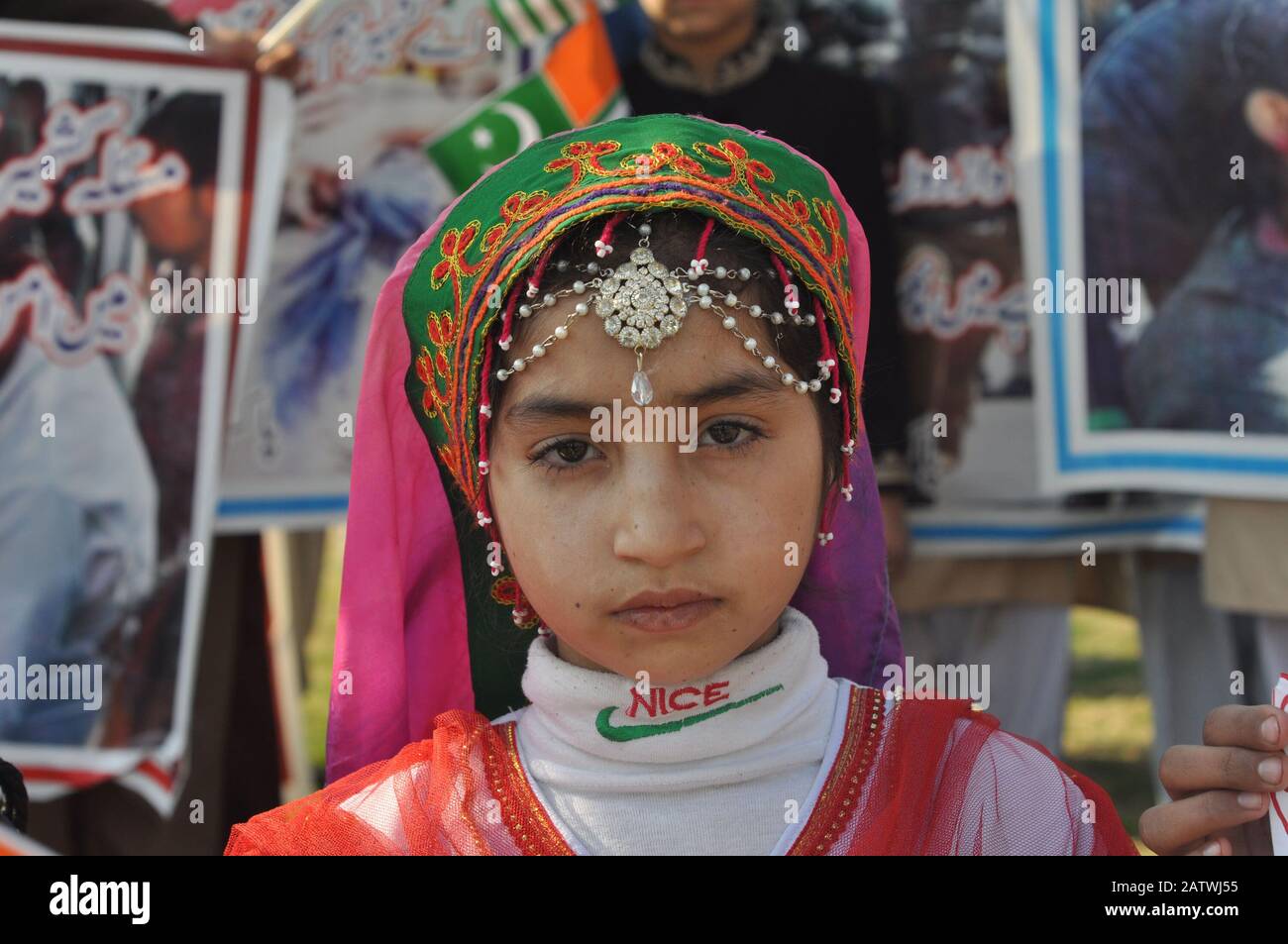 Peshawar, Pakistan. 05th Feb, 2020. Il popolo pakistano si è radunato per celebrare la Giornata della solidarietà con i membri del Kashmir dell'Albadar. Un gruppo di bambini che sventolano il Pakistan e le bandiere di Azad Jammu e Kashmir mentre si riuniscono per celebrare la Giornata della solidarietà con il Kashmiris. Bandiera nazionale indiana e l'effigie di Narendra modi essere torched durante la protesta. (Foto Di Hussain Ali/Pacific Press) Credito: Pacific Press Agency/Alamy Live News Foto Stock