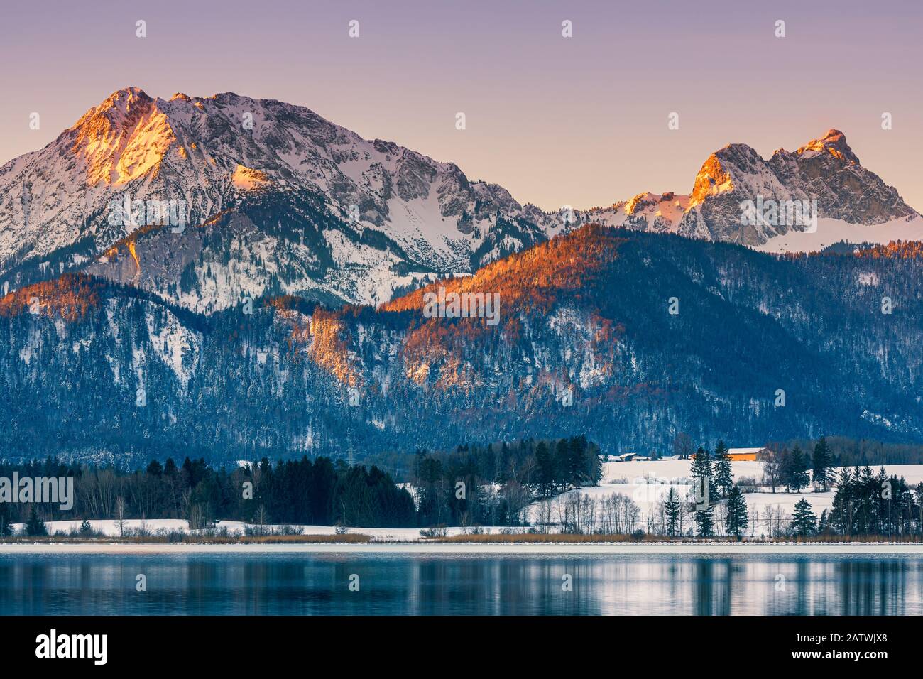 Alba invernale al Lago Hopfen con le montagne Karwendel sullo sfondo, Baviera, Germania. Foto Stock