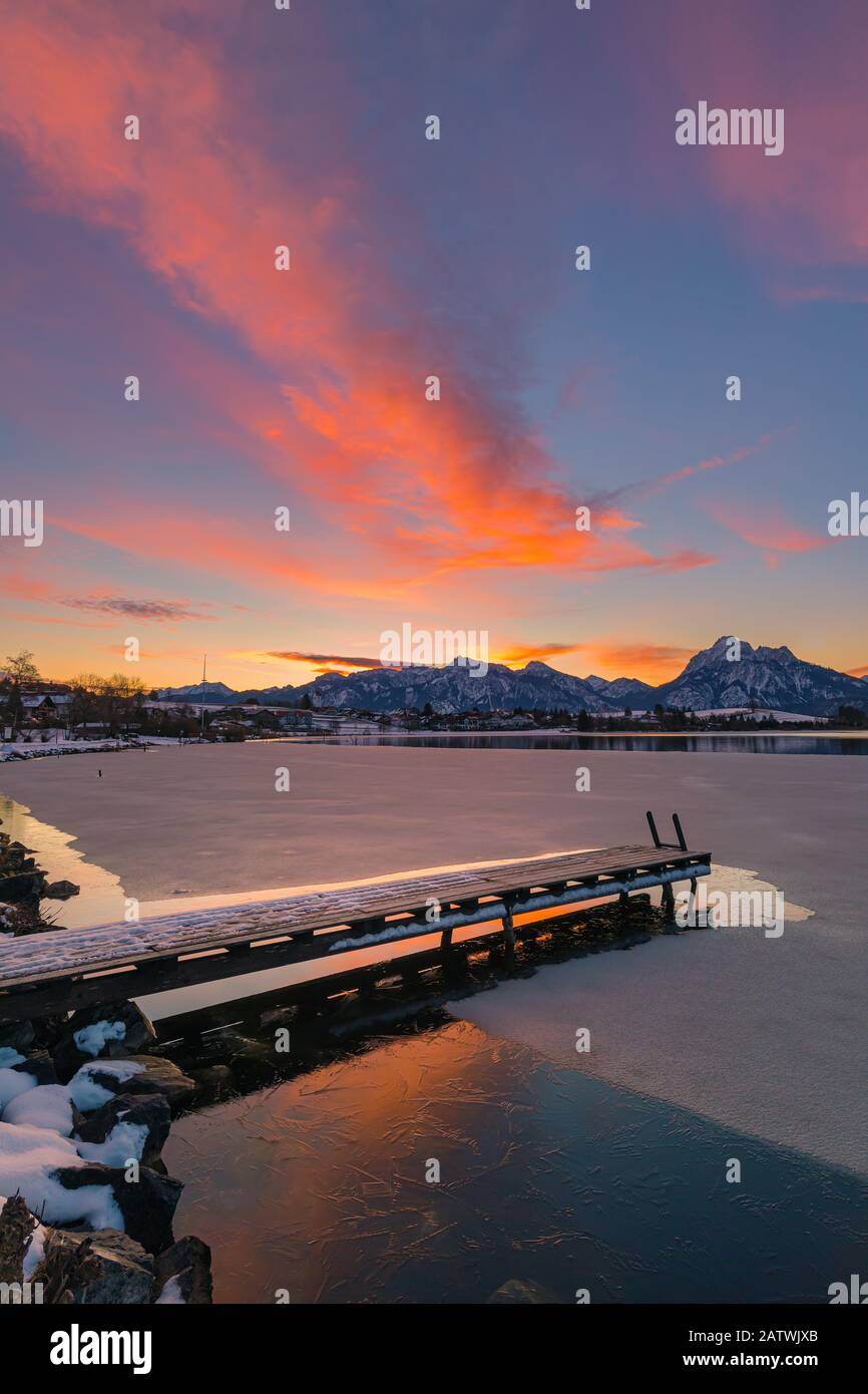 Alba invernale al Lago Hopfen con le montagne Karwendel sullo sfondo, Baviera, Germania. Foto Stock