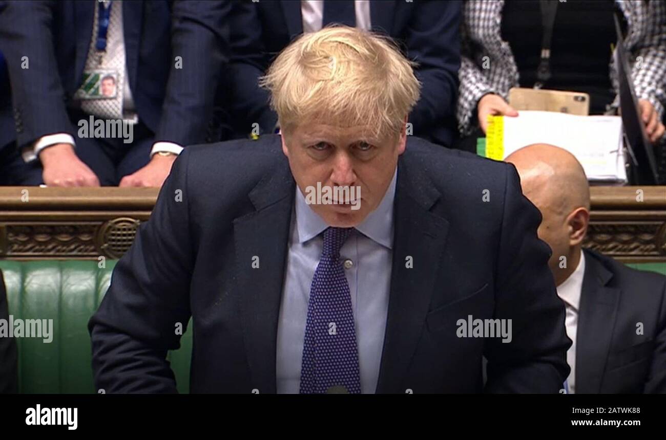 Il primo ministro Boris Johnson parla durante il primo ministro di domande nella Camera dei Comuni di Londra. Foto Stock