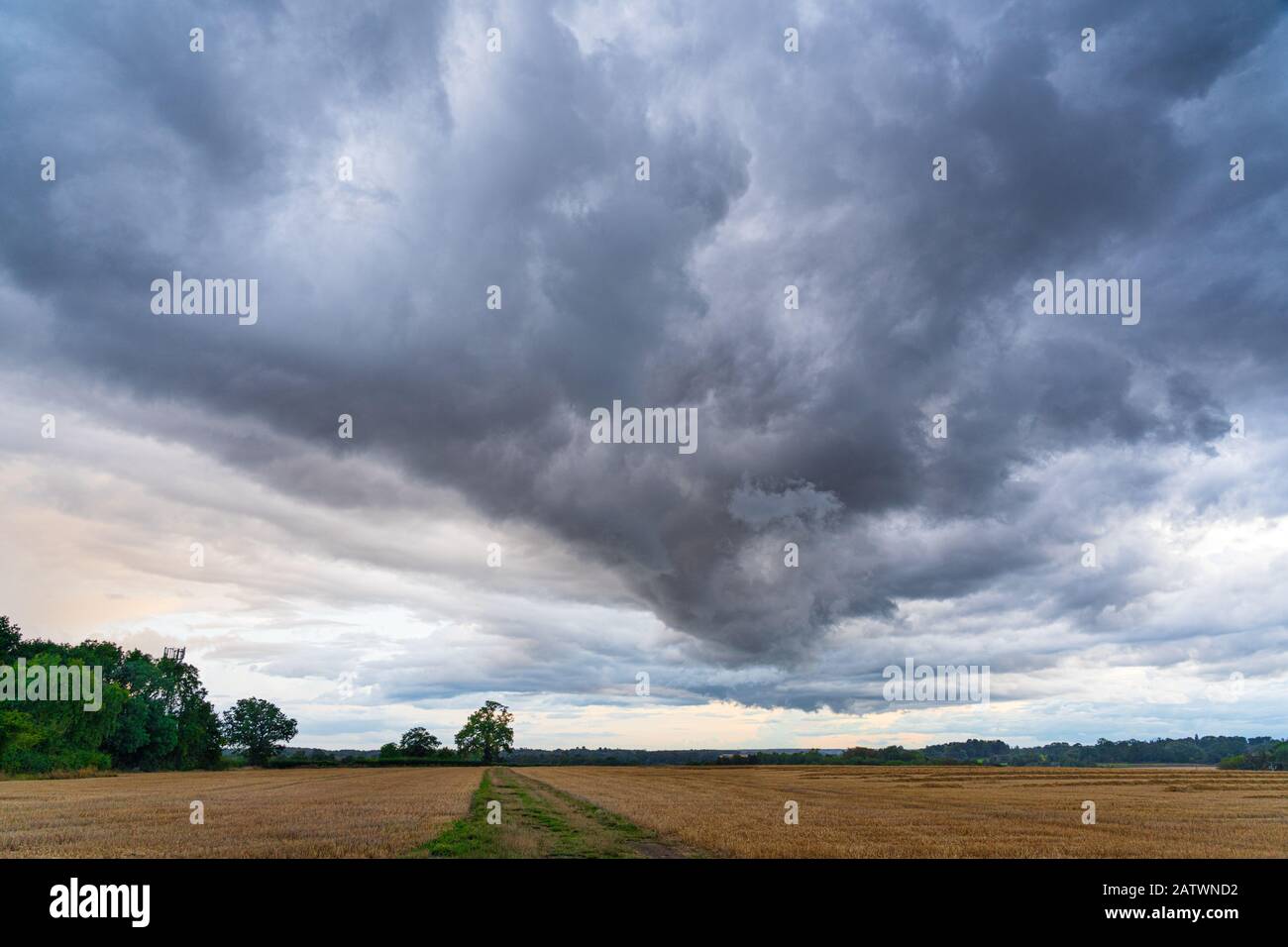 Le nuvole di tempesta si riuniscono in Perry Green, Molto Hadham, Hertfordshire. REGNO UNITO Foto Stock
