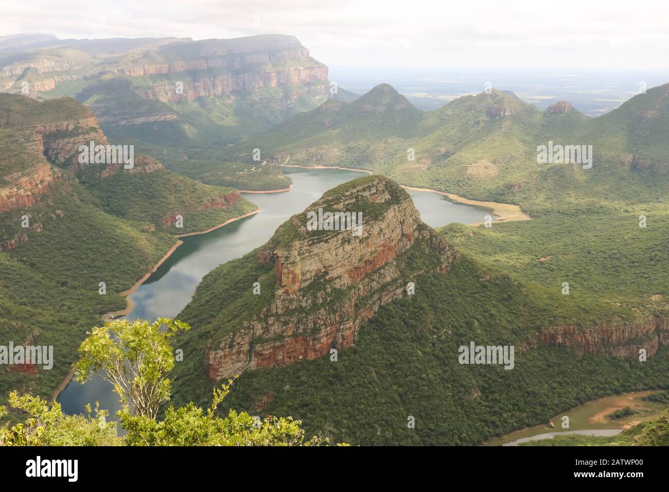 Affacciato sul lago con le montagne al iSimangaliso Wetland Park Foto Stock