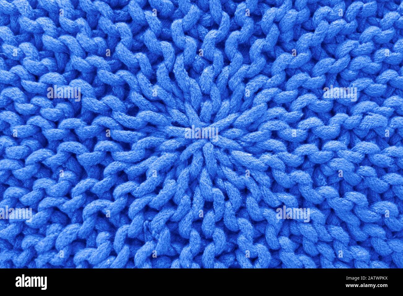 Tessuto di lana naturale lavorato a maglia motivo sfondo blu tendenza colore dell'anno 2020 Foto Stock
