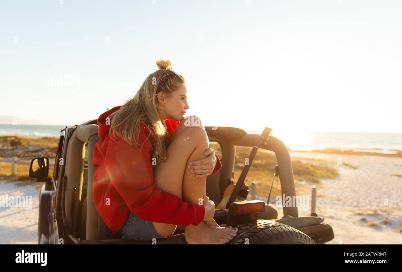 Donna con auto che gode di tempo libero Foto Stock