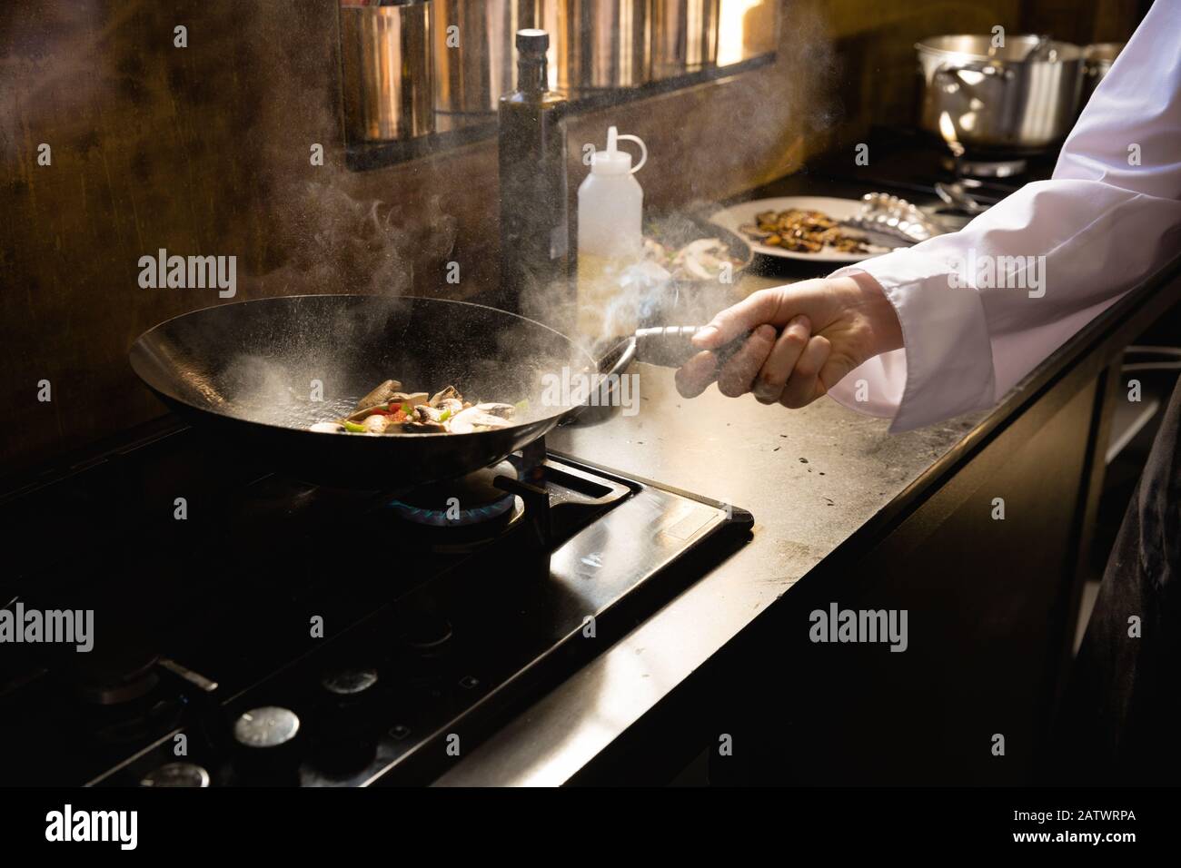 Chef caucasico cucina verdure Foto Stock