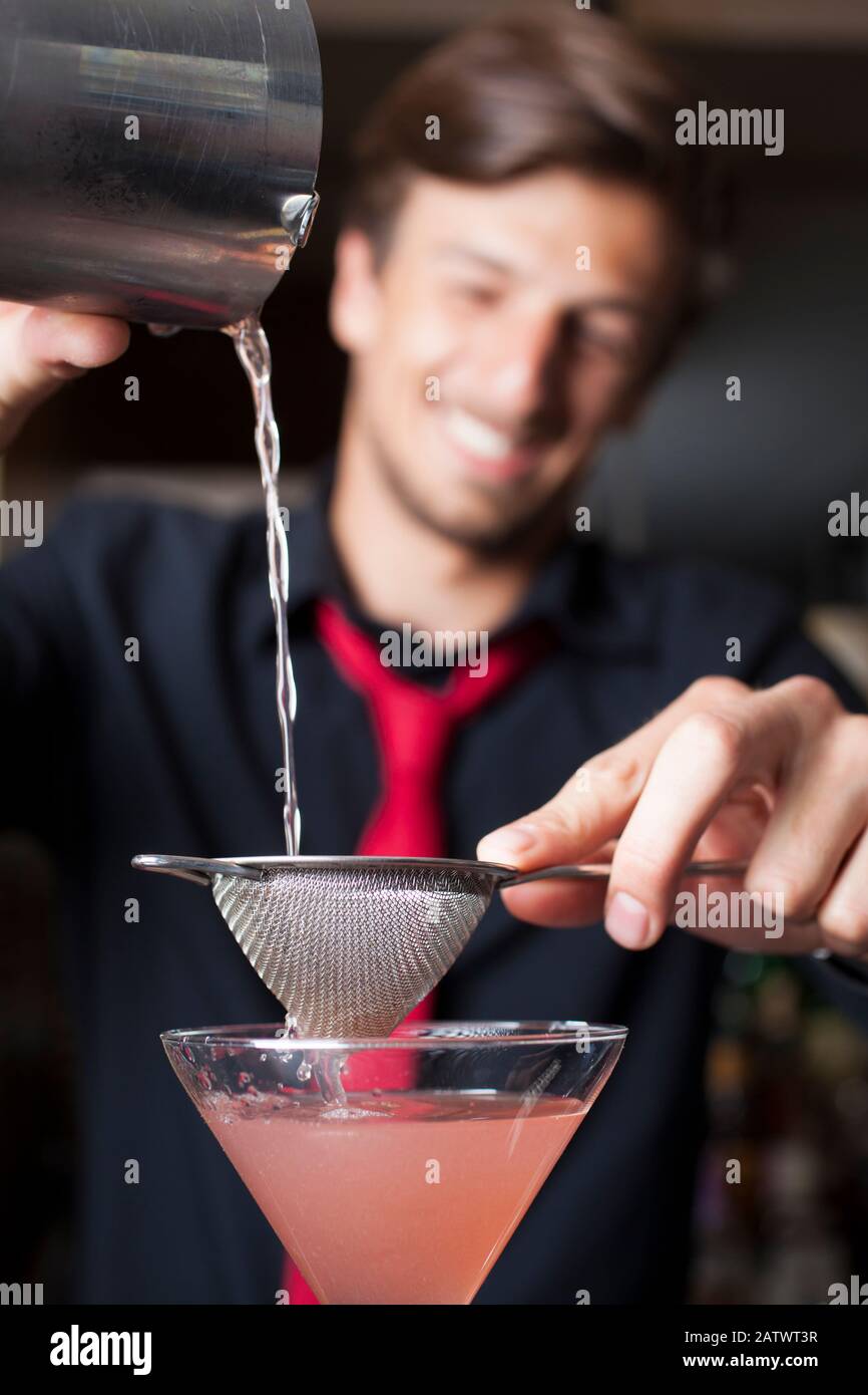 Barman che fa un cocktail. Foto Stock