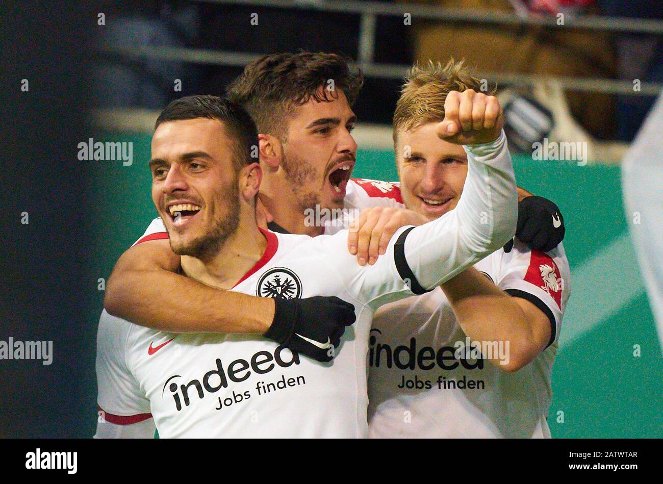 Calcio Francoforte-Lipsia, Francoforte, 4 Febbraio 2020. Filip KOSTIC, fra 10 celebra il suo 3-1 obiettivo, felice, ridere, celebrazione, Andre SILVA, fra 33 Martin HINTEREGGER, fra 13 EINTRACHT FRANCOFORTE - RB LEIPZIG 3-1 - DFB REGOLAMENTO VIETARE QUALSIASI USO DI FOTOGRAFIE come SEQUENZE DI IMMAGINI e/o QUASI-VIDEO - DFB-Pokal, German Football Cup, Best of Eight, Francoforte, febbraio 04, 2020. Stagione 2019/2020, © Peter Schatz / Alamy Live News Foto Stock