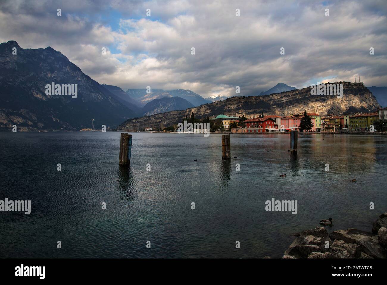 Vista da Torbole, sul Lago di Garda, nel nord Italia. Foto Stock