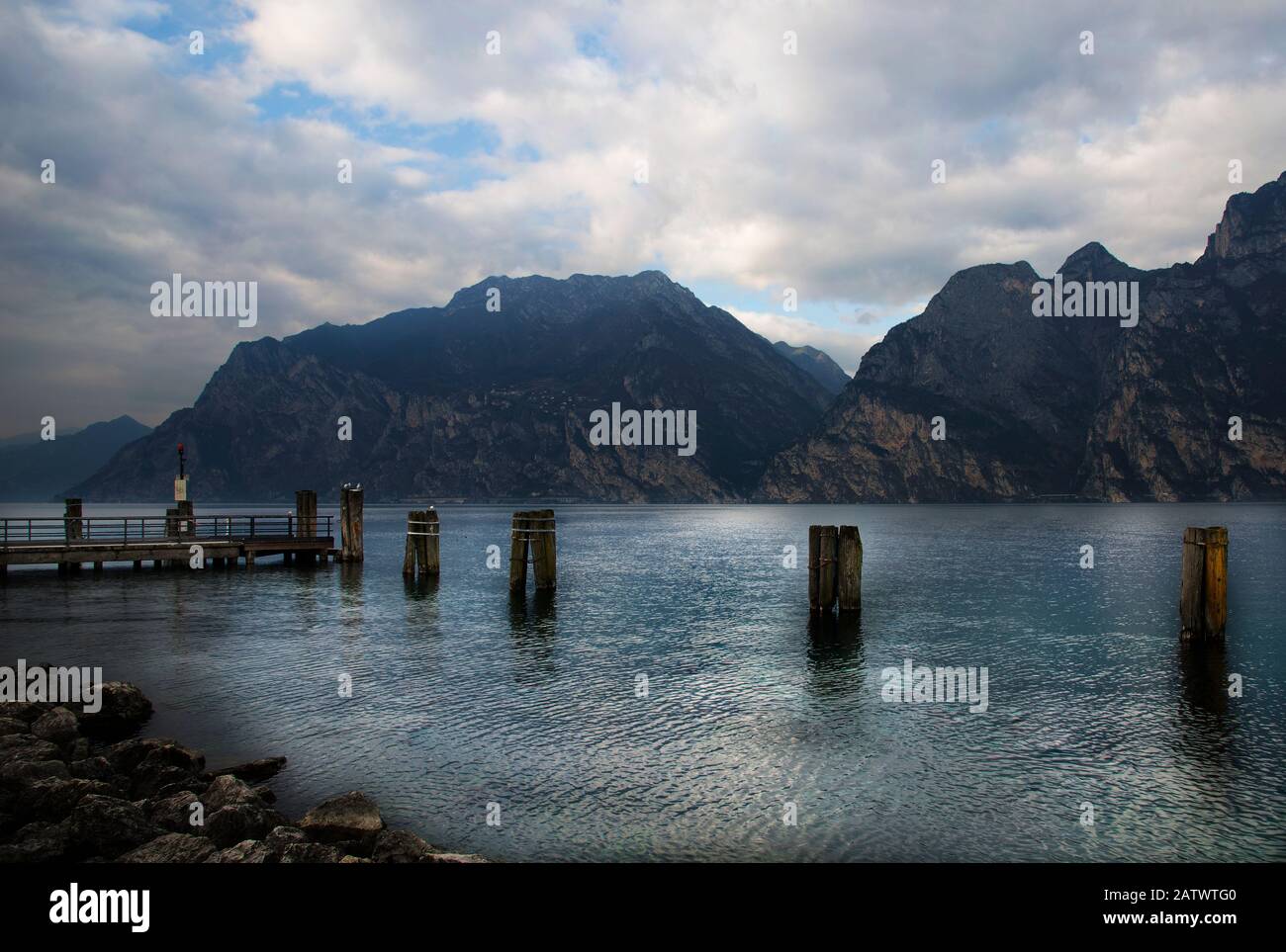 Vista da Torbole, sul Lago di Garda, nel nord Italia. Foto Stock