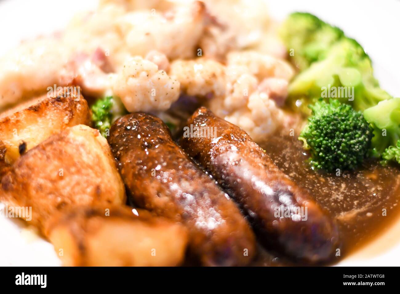 arrosto di patate salsicce collie fiore formaggio fatto in casa cena Foto Stock