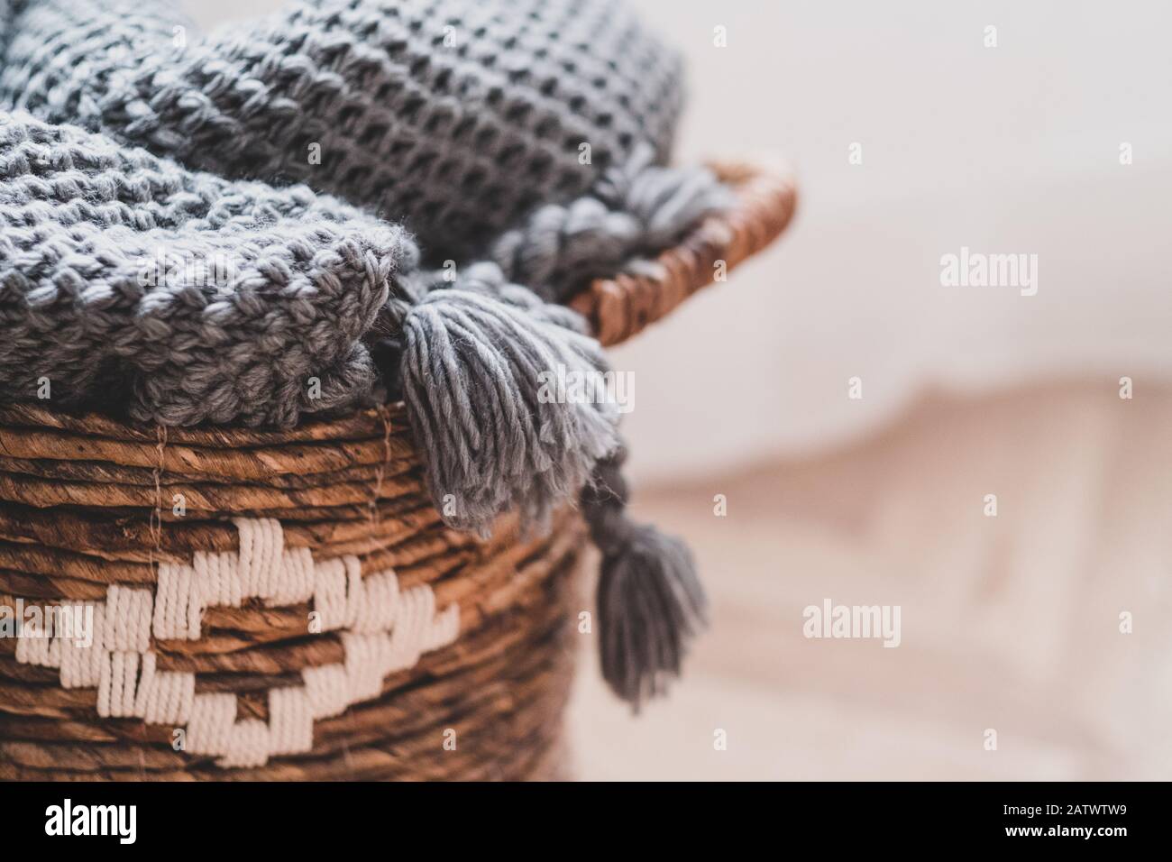 Cesto in vimini con coperta di lana calda Foto Stock
