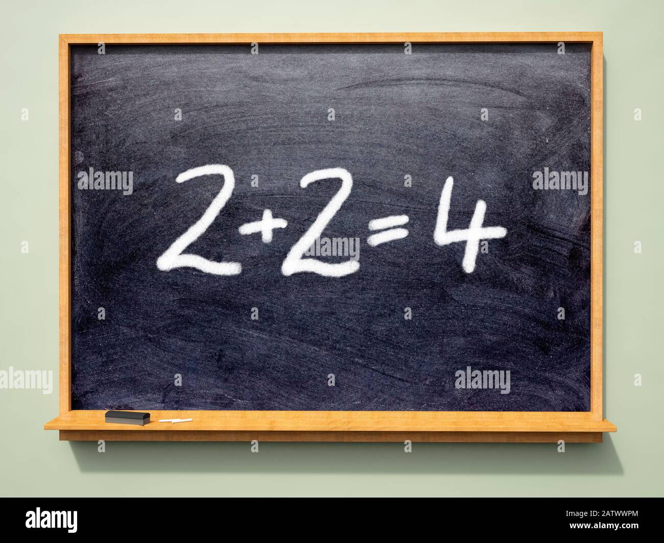 Somma 2+2=4 scritta su una lavagna scolastica o lavagna a gesso Foto Stock