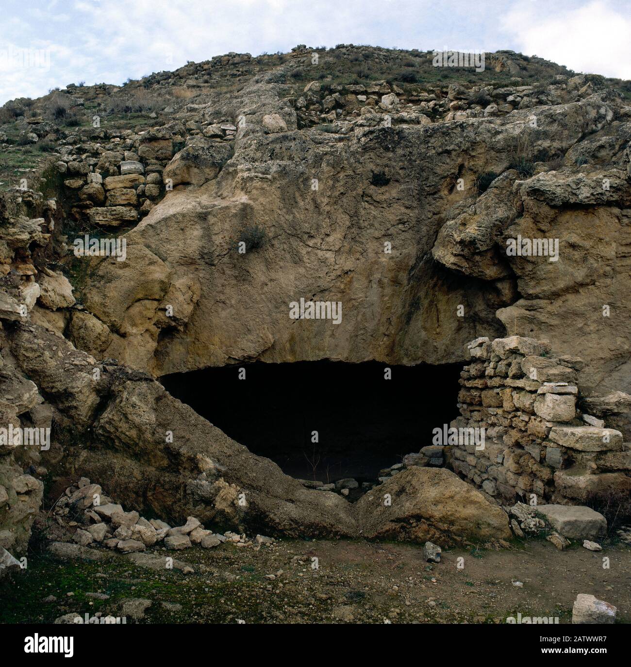 Contrebia Leukade. Antica città celtiberiana scolpita nella roccia. Fine del 3rd secolo a.C. - inizio del 2nd secolo a.C. Ingresso di una delle case troglodita. Inestrillas, La Rioja, Spagna. Foto Stock