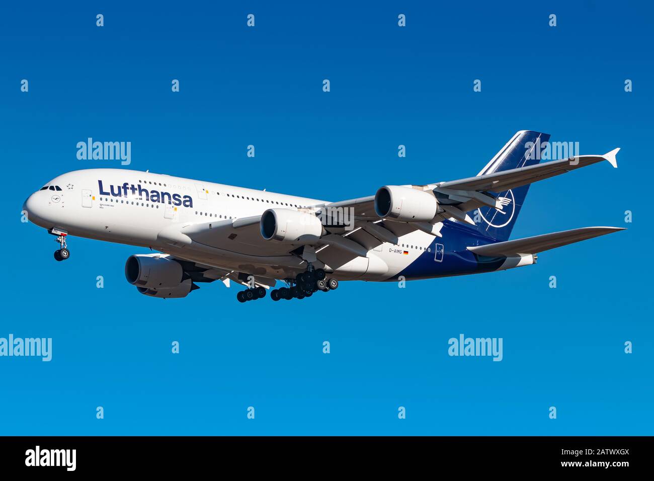 Monaco di Baviera, Germania - 16 febbraio 2019: Aereo Lufthansa Airbus A380 all'aeroporto di Monaco (MUC) in Germania. Airbus è un costruttore di aeromobili di Toulou Foto Stock