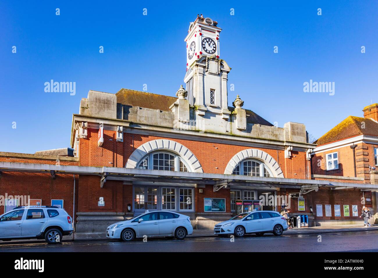 Stazione ferroviaria di Tunbridge Wells costruita in mattoni rossi con una torre dell'orologio, Kent UK Foto Stock