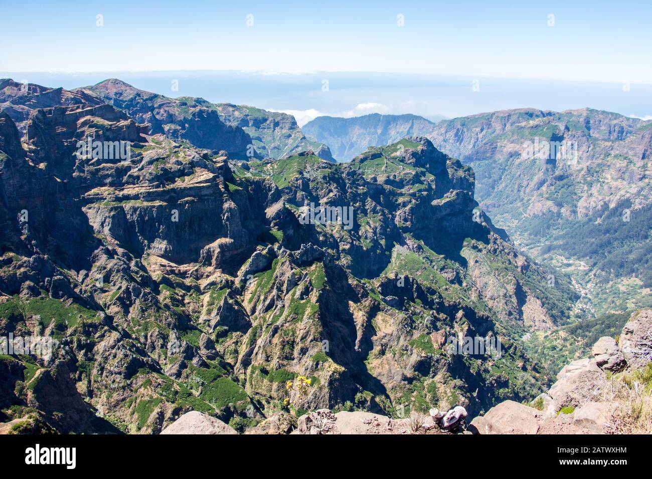 Paesaggio di montagna Madeira Vista spettacolare orizzonte cielo blu concetto di viaggio all'aperto Foto Stock