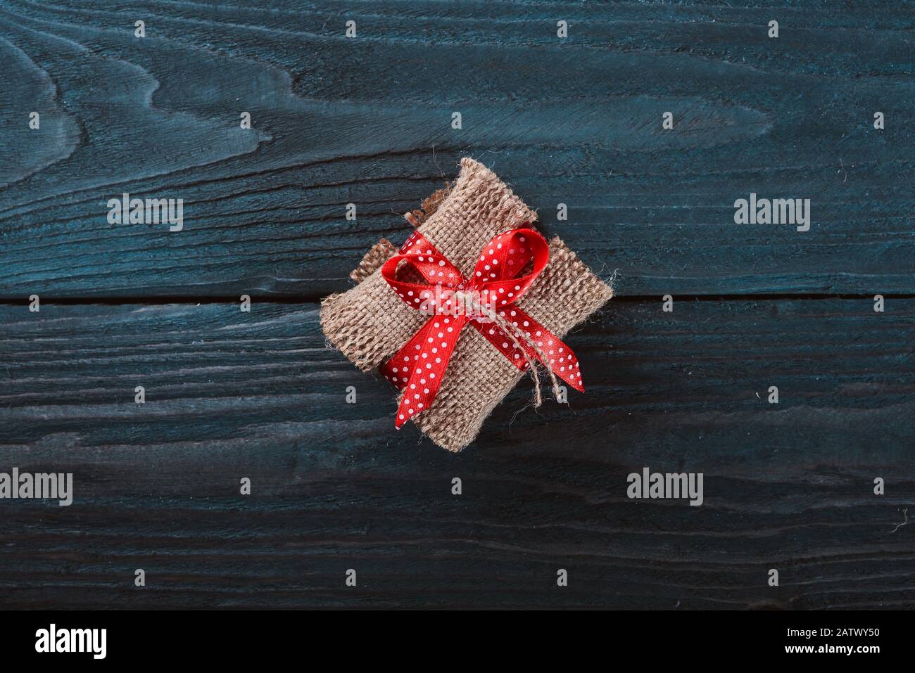 Regalo. Motivo di Natale. Su una superficie di legno. Vista dall'alto. Spazio libero per il testo. Foto Stock