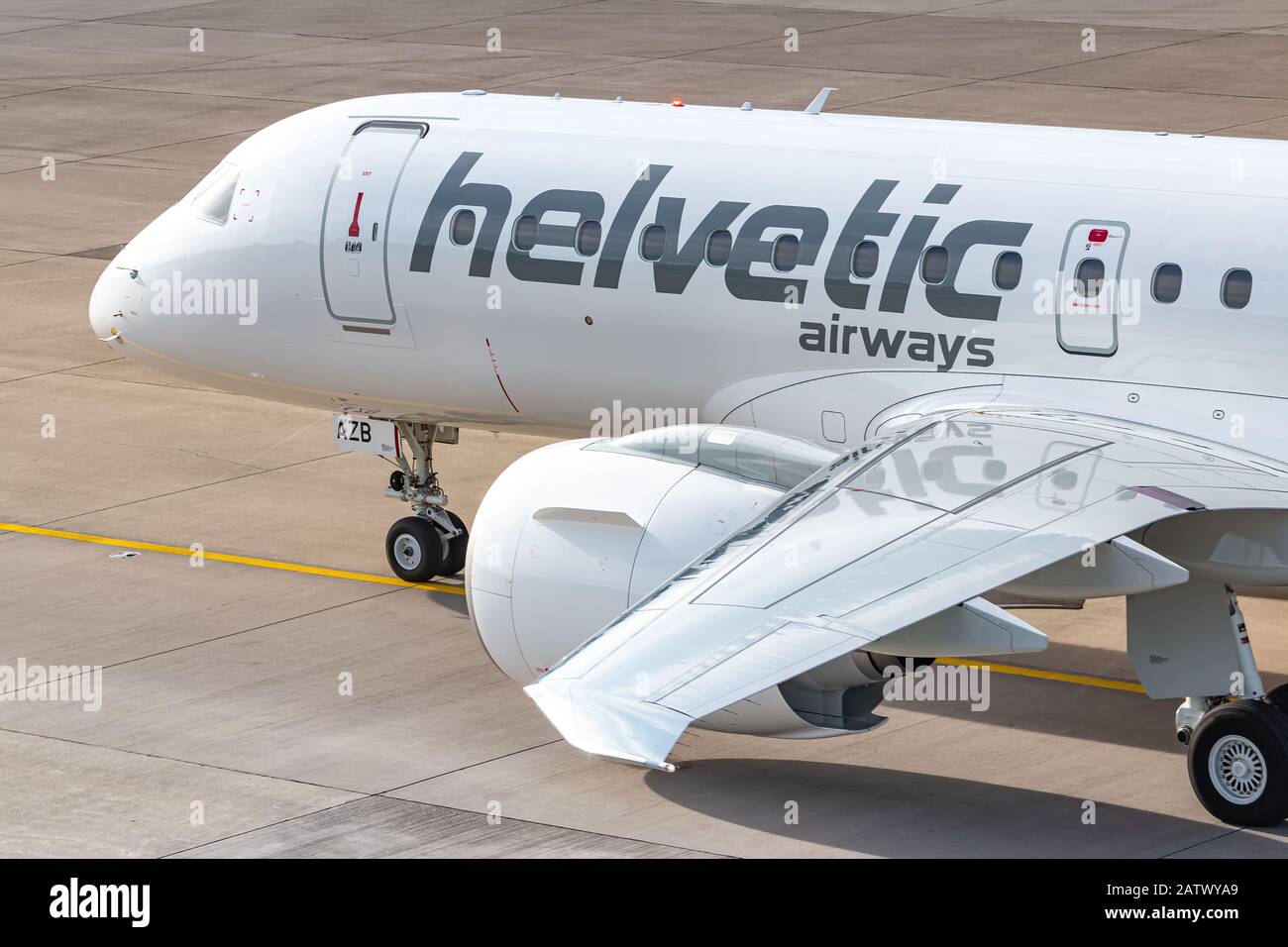 Zurigo, Svizzera - 1 febbraio 2020: Helvetic Airlines Embraer E190-E2 aereo all'aeroporto di Zurigo (ZRH) in Svizzera. Airbus è un costruttore di aeromobili Foto Stock