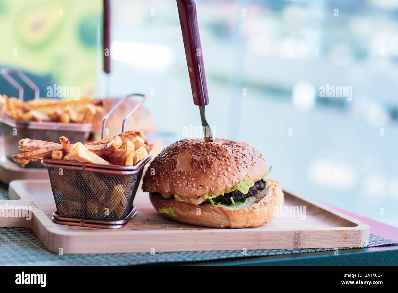 Primo piano di hamburger fatti in casa con sfondo sfocato Foto Stock