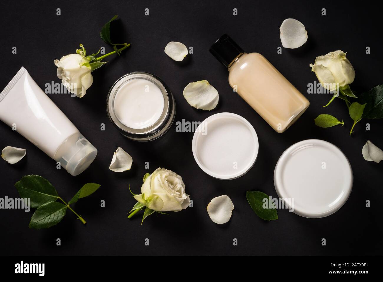 Cosmetici naturali con olio di rose. Foto Stock