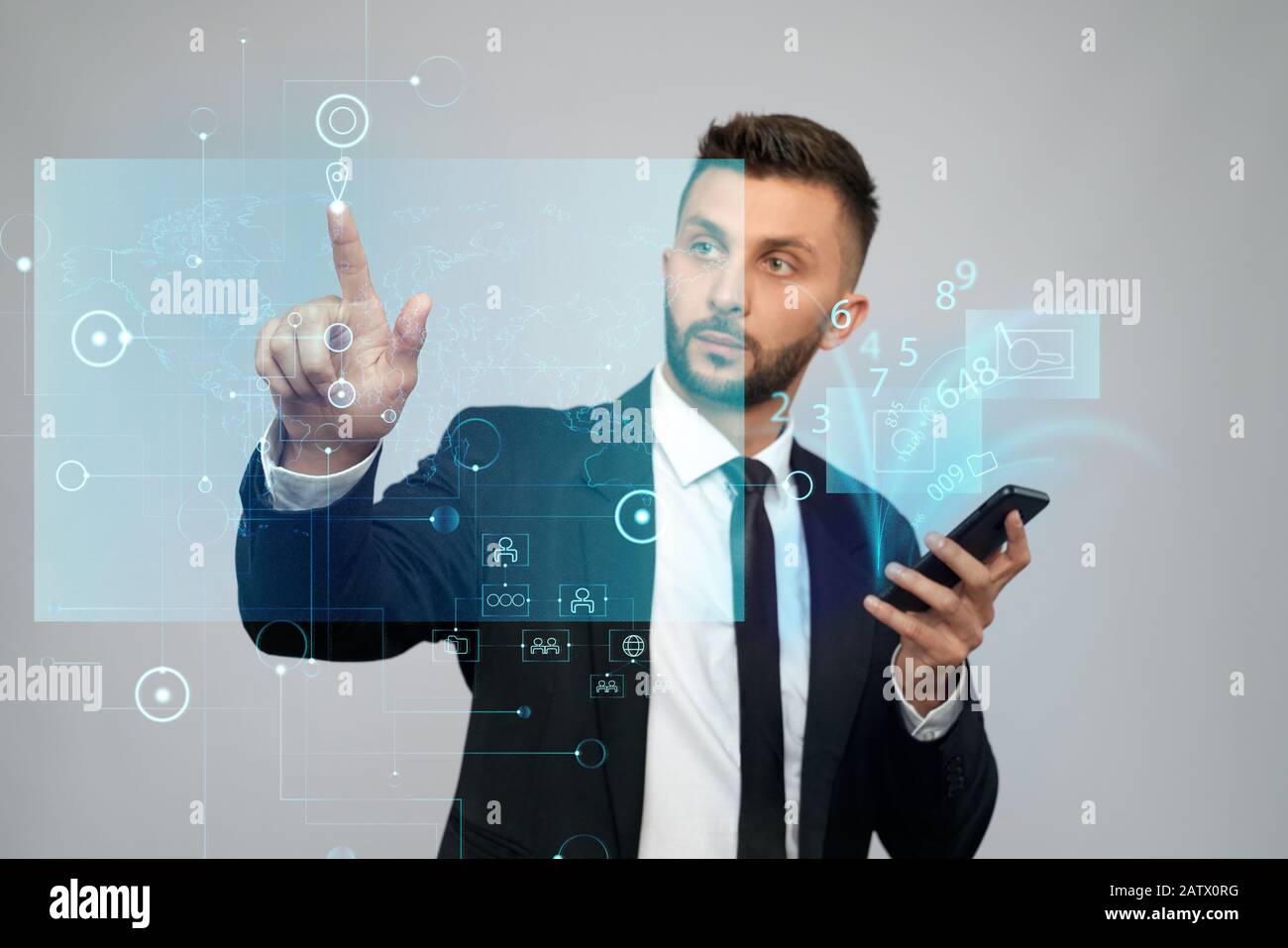 Vista frontale dell'uomo d'affari in un telefono con proiezione virtuale in ufficio. Serio uomo con bearded che fa clic sul pulsante virtuale sulla schermata delle tabelle tattili digitali. Concetto di gadget, digitalizzazione. Foto Stock