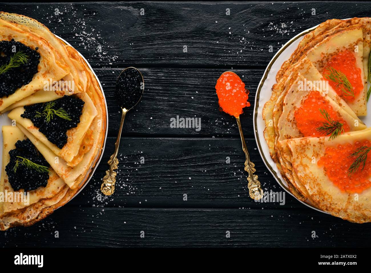 Frittelle con caviale. Su uno sfondo di legno. Vista dall'alto. Spazio libero per il testo. Foto Stock