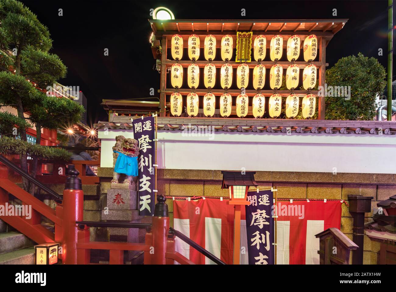 Tokyo, giappone - 02 gennaio 2020: Leoni giapponesi Komainu che sorvegliano l'ingresso del tempio buddista Tokudaiji nella strada Ameyoko di Tokyo a ni Foto Stock