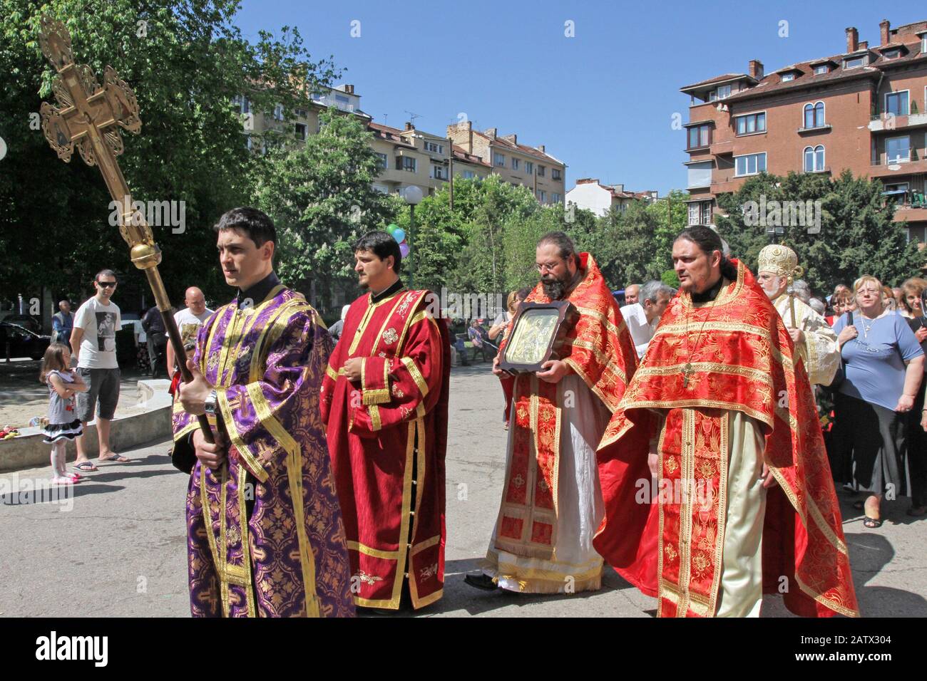 Un alfieri che conduce la processione attorno ad una chiesa ortodossa orientale di San Giorgio a Sofia, Bulgaria, il 6 maggio 2012. Foto Stock