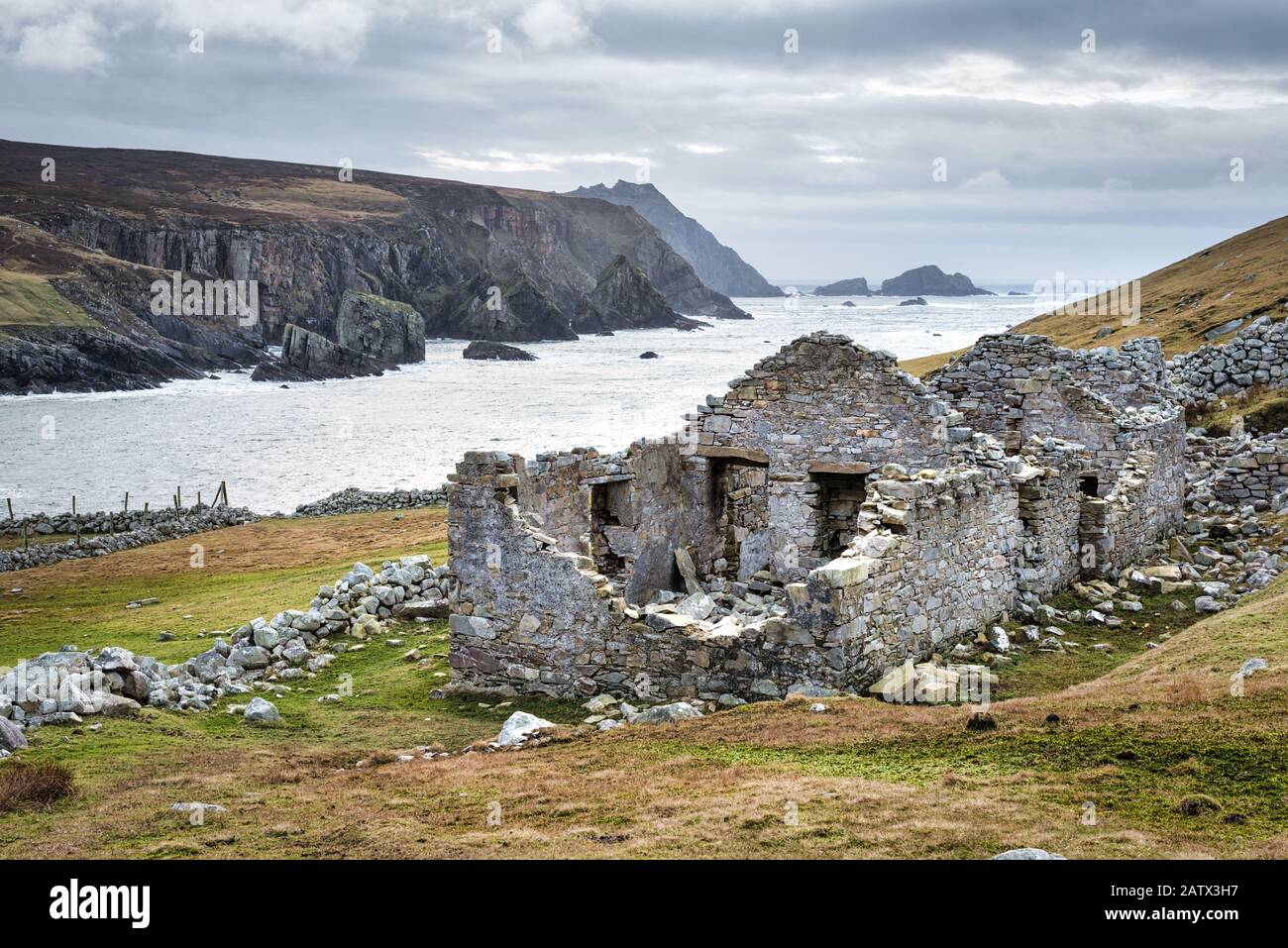 Le rovine di una vecchia pietra di carestia costruita cottage su una parte remota della costa occidentale Irelands nella contea di Donegal Foto Stock