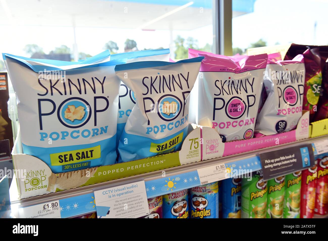 Spuntini e spuntini in vendita in un negozio locale nel Regno Unito Foto Stock