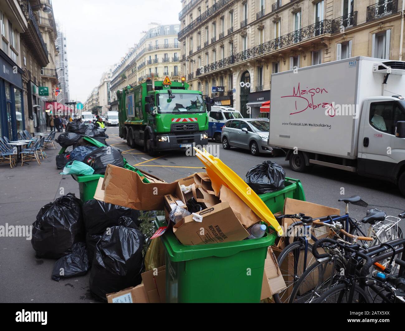 Parigi, Francia. 05th Feb, 2020. Garbage muccia su Rue la Fayette nel nono distretto di Parigi. A Parigi, i rifiuti si accumulano in molte strade. Il motivo è lo sciopero dei dipendenti di tre impianti di incenerimento dei rifiuti nella maggior parte dei capitali francesi, come riportato dal quotidiano regionale "le Parisien" il 04.02.2020. Credito: Christian Böhmer/Dpa/Alamy Live News Foto Stock