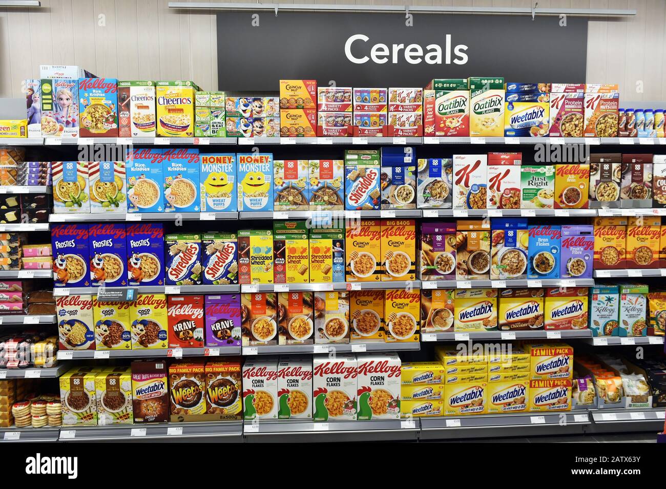Cereali in vendita in un supermercato del Regno Unito, tra cui Kelllogs, marchio proprio, Nestle. Foto Stock