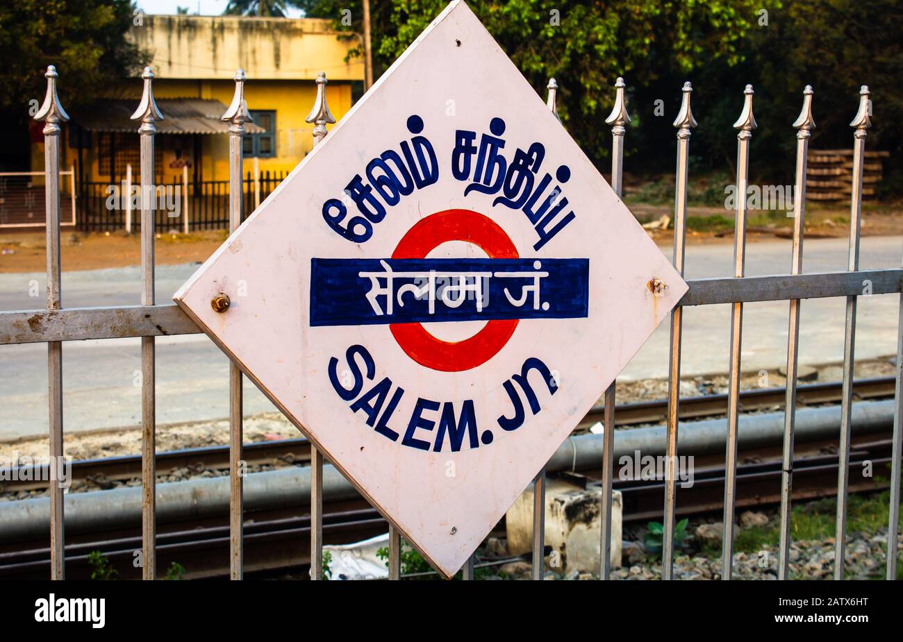 Salem, Tamil Nadu / India - 28 gennaio 2020: Cartello nella stazione ferroviaria che indica Salem Junction (in lingua tamil, hindi e inglese). Treno st Foto Stock