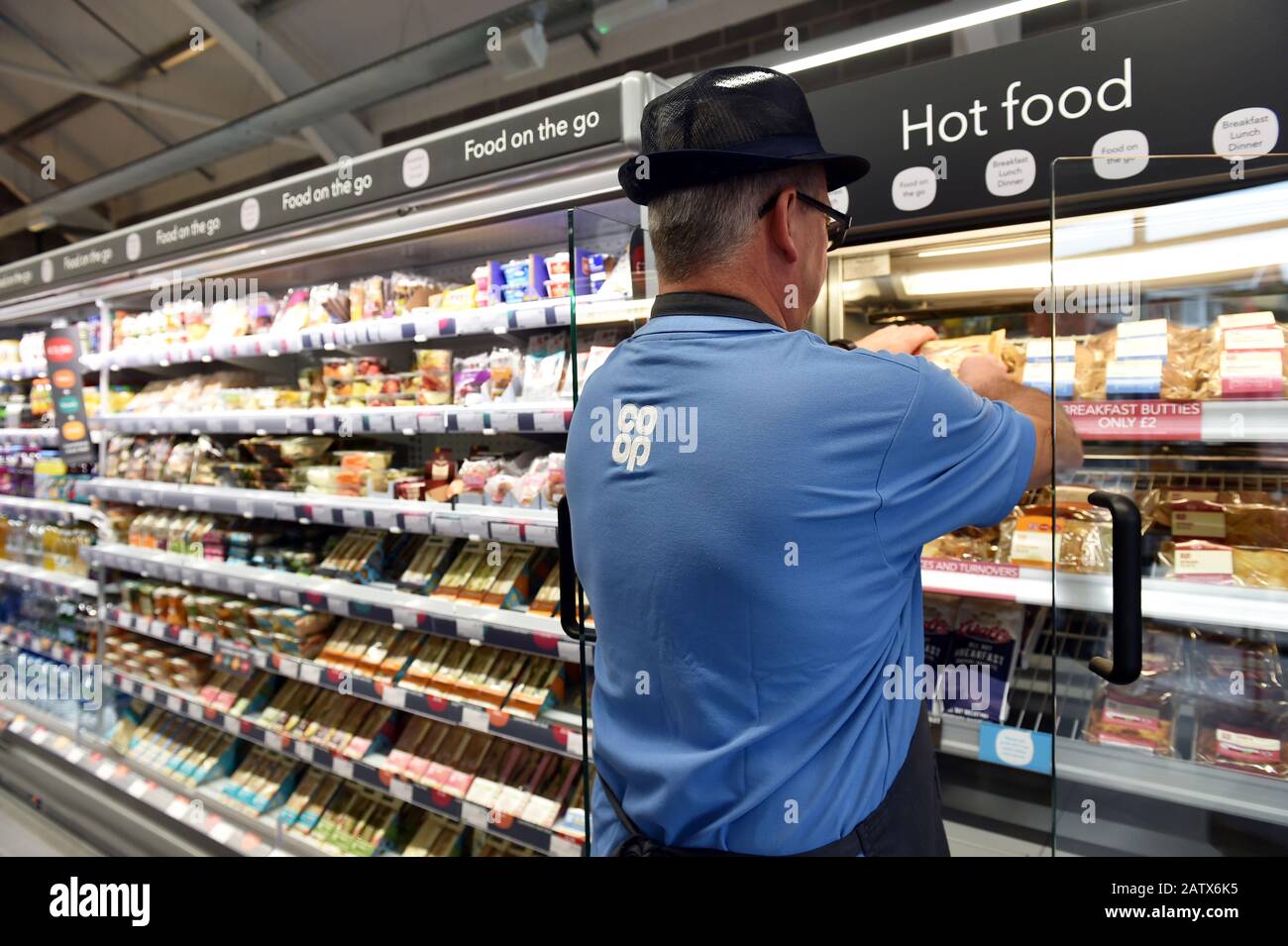 Gli scaffali dei supermercati sono impilati in un negozio co-op UK Foto Stock