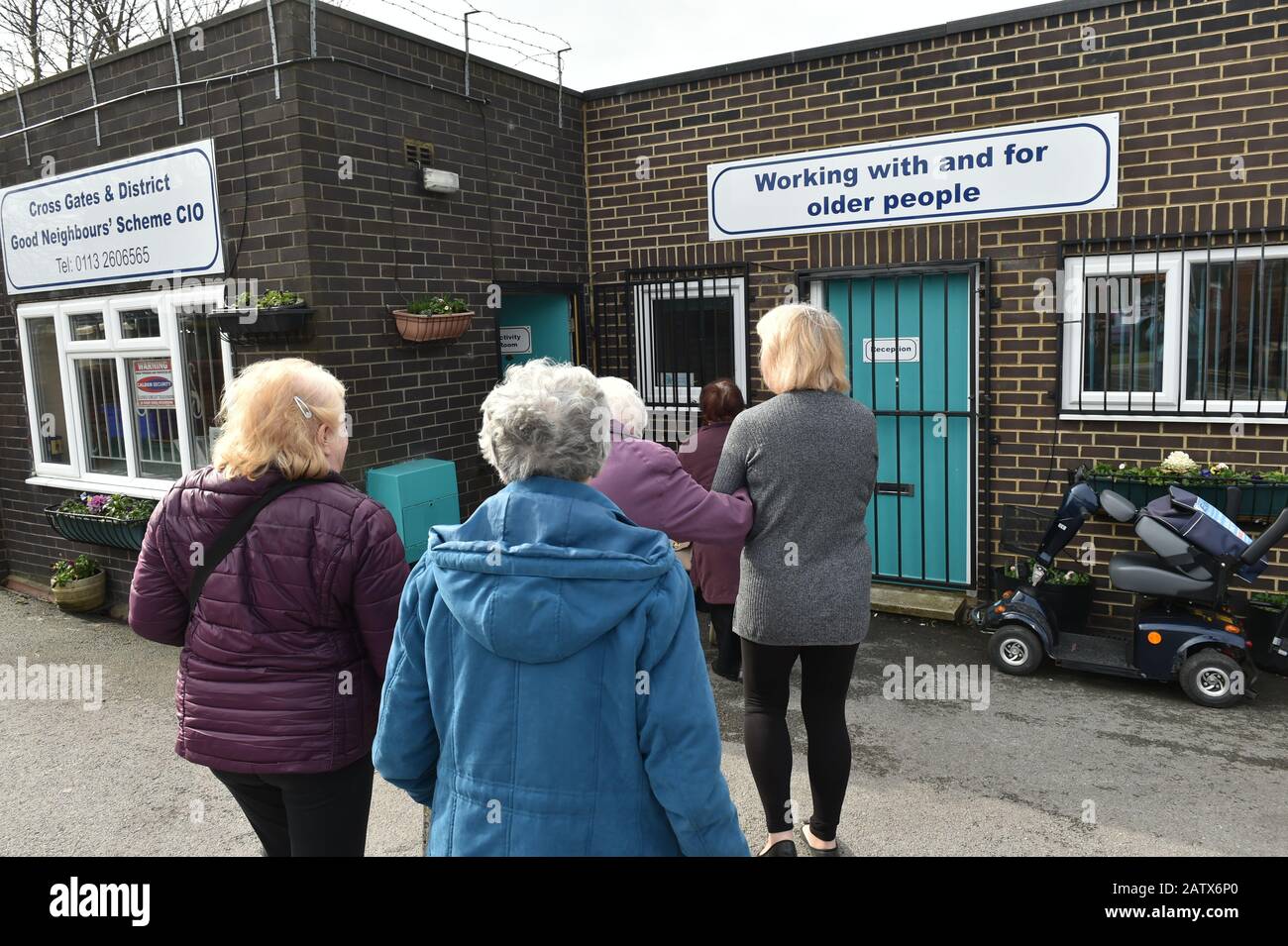 I pensionati visitano il centro diurno per gli anziani a Leeds nel Regno Unito Foto Stock