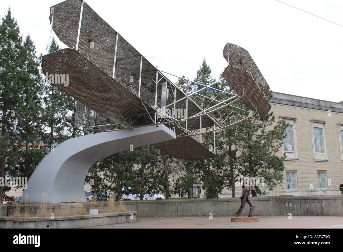 1905 Wright Flyer III Sculpture by Larry Godwin of the 'World's First Practical Airplane', volato da Wilbur/Orville, si trova a terra guardando. Foto Stock