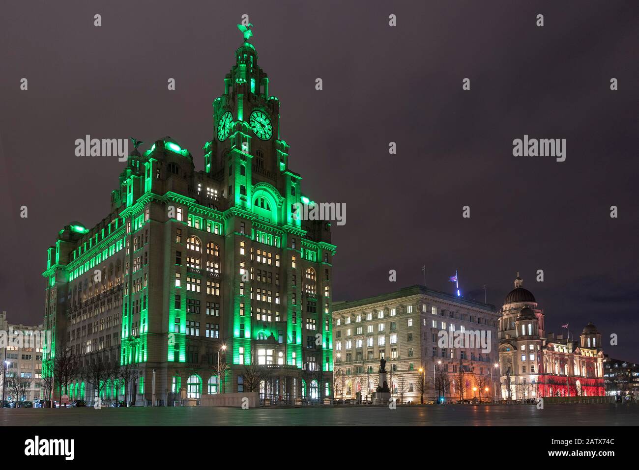 L'edificio Royal Liver è illuminato di notte sullo skyline del lungomare. Foto di Andrew Davidson. Foto Stock