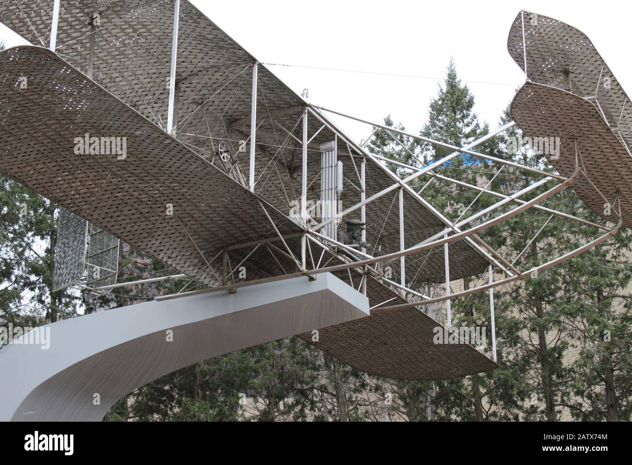 1905 Wright Flyer III Sculpture by Larry Godwin of the 'World's First Practical Airplane', volato da Wilbur/Orville, si trova a terra guardando. Foto Stock