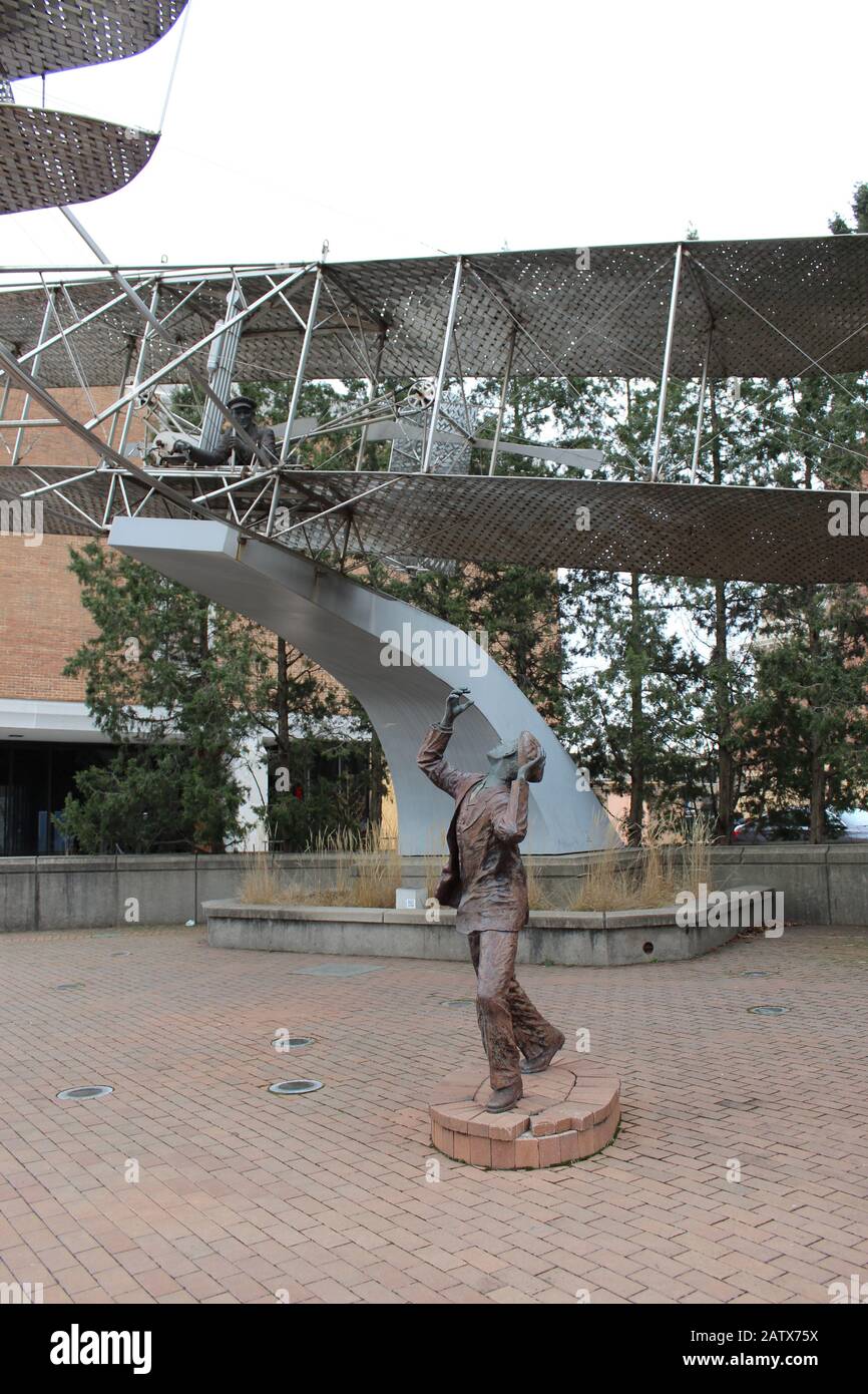1905 Wright Flyer III Sculpture by Larry Godwin of the 'World's First Practical Airplane', volato da Wilbur/Orville, si trova a terra guardando. Foto Stock