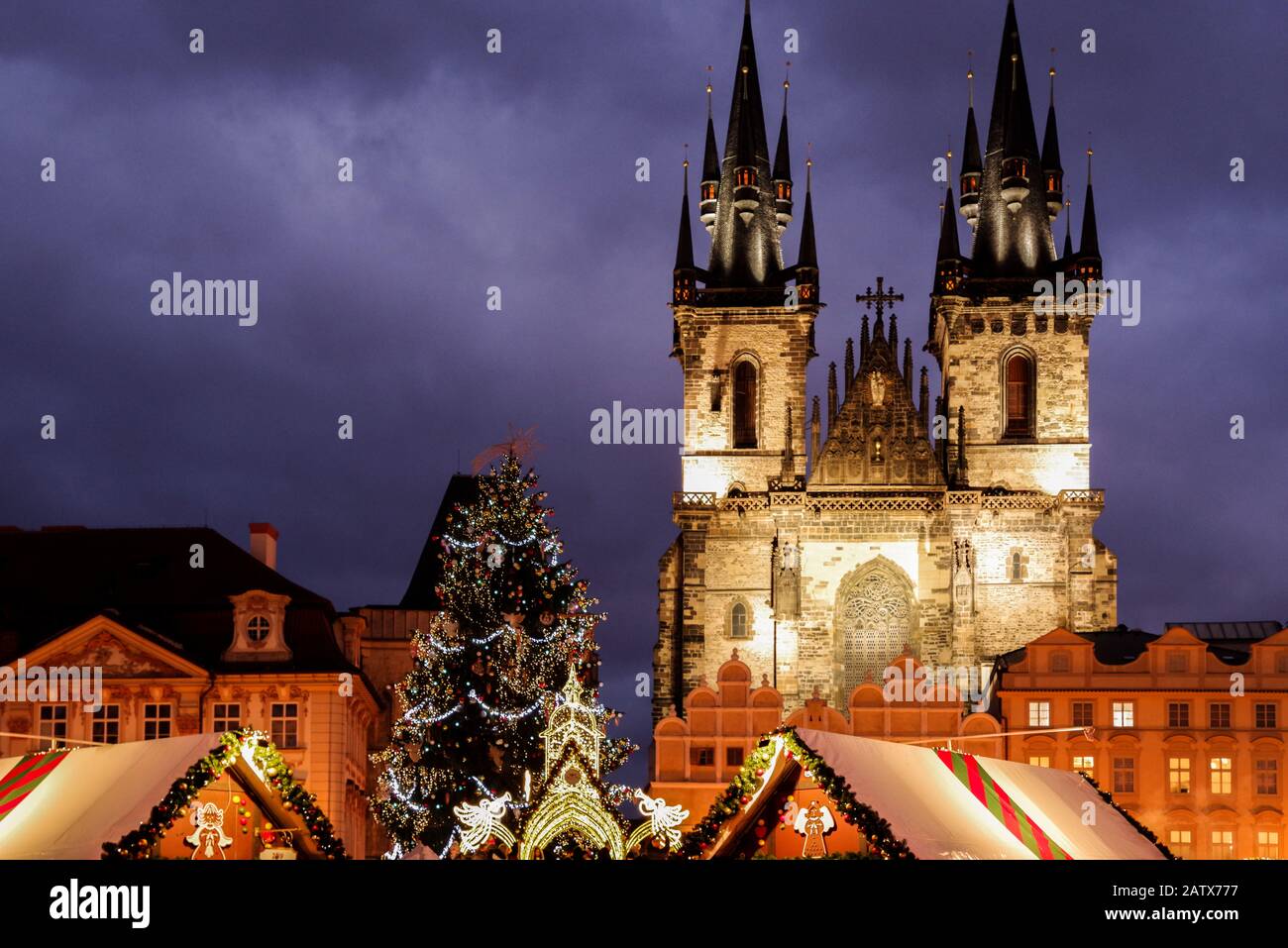 Torri della Chiesa di Nostra Signora in una chiara serata di dicembre nel centro storico di Praga, Repubblica Ceca Foto Stock